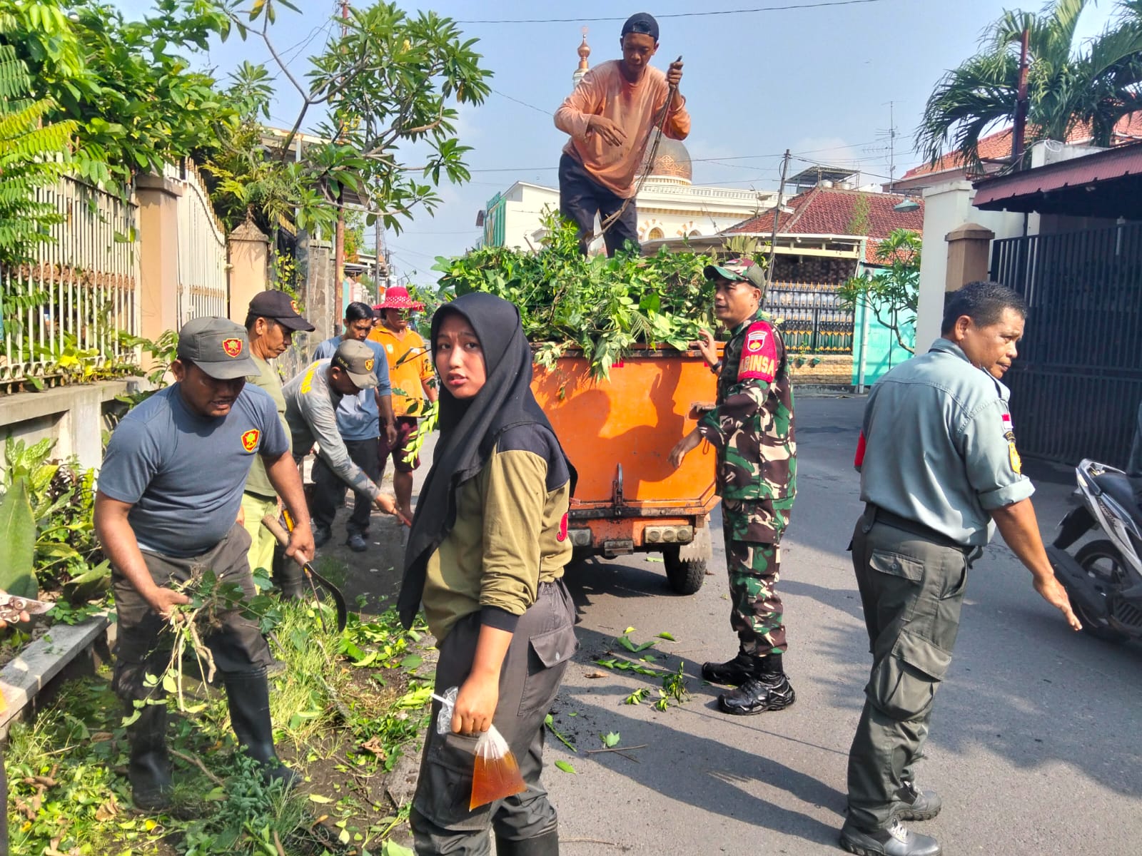 Implementasi Jum’at Bersih, Babinsa, Aparat Kelurahann Linmas & Warga Gotong Royong Bersih-Bersih Lingkungan