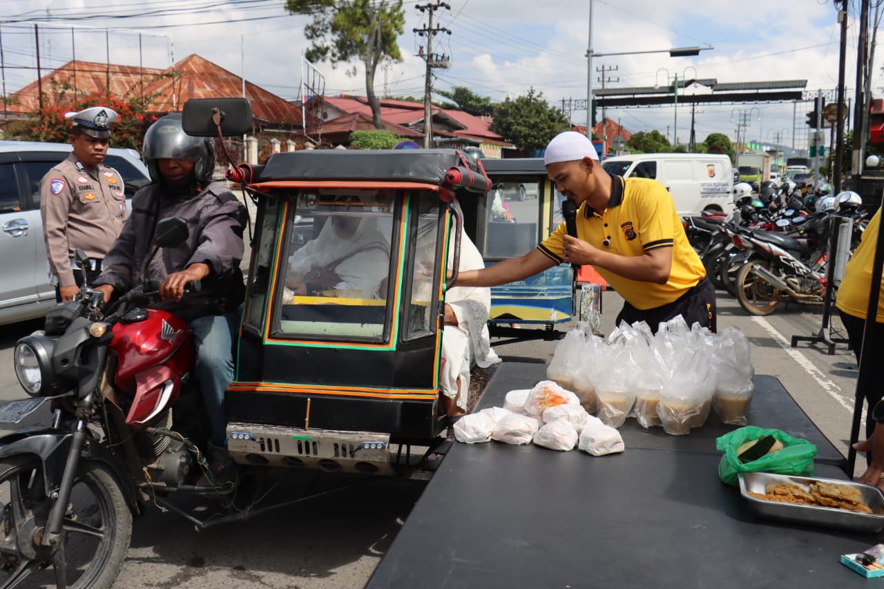 Polres Aceh Tengah Kembali Gelar “Jum’at Berbagi”, Bagikan Makanan dan Bubur Kacang Hijau untuk Warga