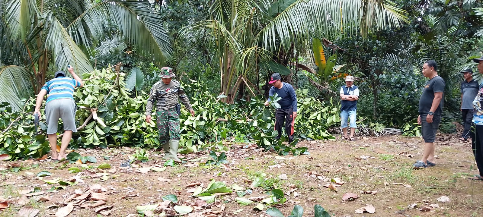 Babinsa Koramil 420-09/Bangko bersama warga bergotong royong