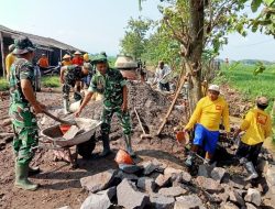 Babinsa dan Warga Gotong Royong Cor Jalan Penghubung Antar Desa, Prioritaskan Kelancaran Akses