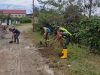 Babinsa Koramil 07/Atu Lintang dan Warga Kompak Bersihkan Jalan Desa Kepala Akal