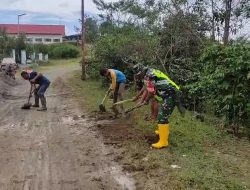 Babinsa Koramil 07/Atu Lintang dan Warga Kompak Bersihkan Jalan Desa Kepala Akal