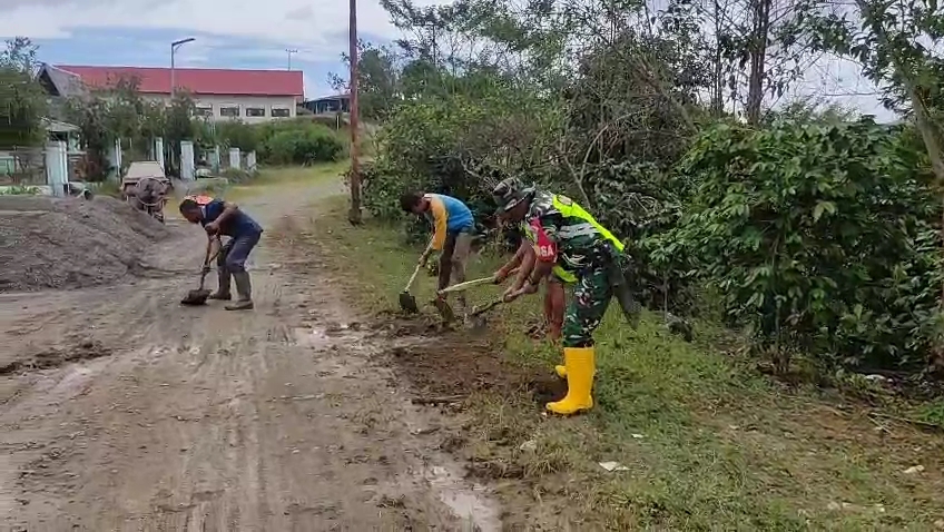 Babinsa Koramil 07/Atu Lintang dan Warga Kompak Bersihkan Jalan Desa Kepala Akal