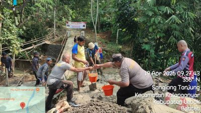 Di Hari Ke Enam,Rutin Polri Bersama Warga Gotong Royong Membangun Jembatan Merah Putih Presisi di Kampung Cikaduen