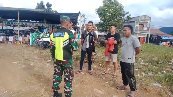 Babinsa Koramil 07/Atu Lintang Jalin Komunikasi Sosial Komsos Bersama Warga Desa Binaan