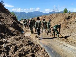 Dandim 0106/Aceh Tengah Kerahkan Personel Untuk mebersihkan Akses Jalan Tertimbun Longsor di Desa Mandale