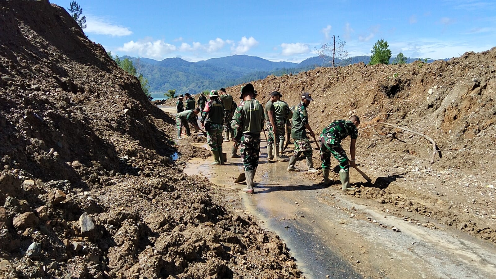 Dandim 0106/Aceh Tengah Kerahkan Personel Untuk mebersihkan Akses Jalan Tertimbun Longsor di Desa Mandale