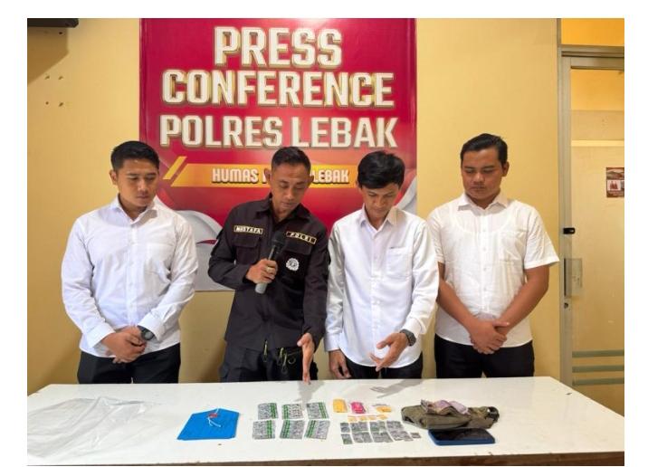 Sat Resnarkoba porles lebak polda Banten Amankan Barang Bukti Serata Amankan Dua pelaku Pengedar Obat Terlarang Tanpa Ijin.