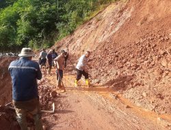 Akses Tunggal Pilar Wih Kiri–Tirmiara Rusip Antara Tertutup Longsor, Polisi dan Warga Bergerak Cepat Bersihkan Material