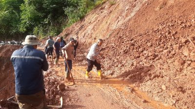 Akses Tunggal Pilar Wih Kiri–Tirmiara Rusip Antara Tertutup Longsor, Polisi dan Warga Bergerak Cepat Bersihkan Material