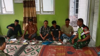 Babinsa Koramil 09/Ketol Laksanakan Komsos Bersama Tokoh Masyarakat di Blang Mancung