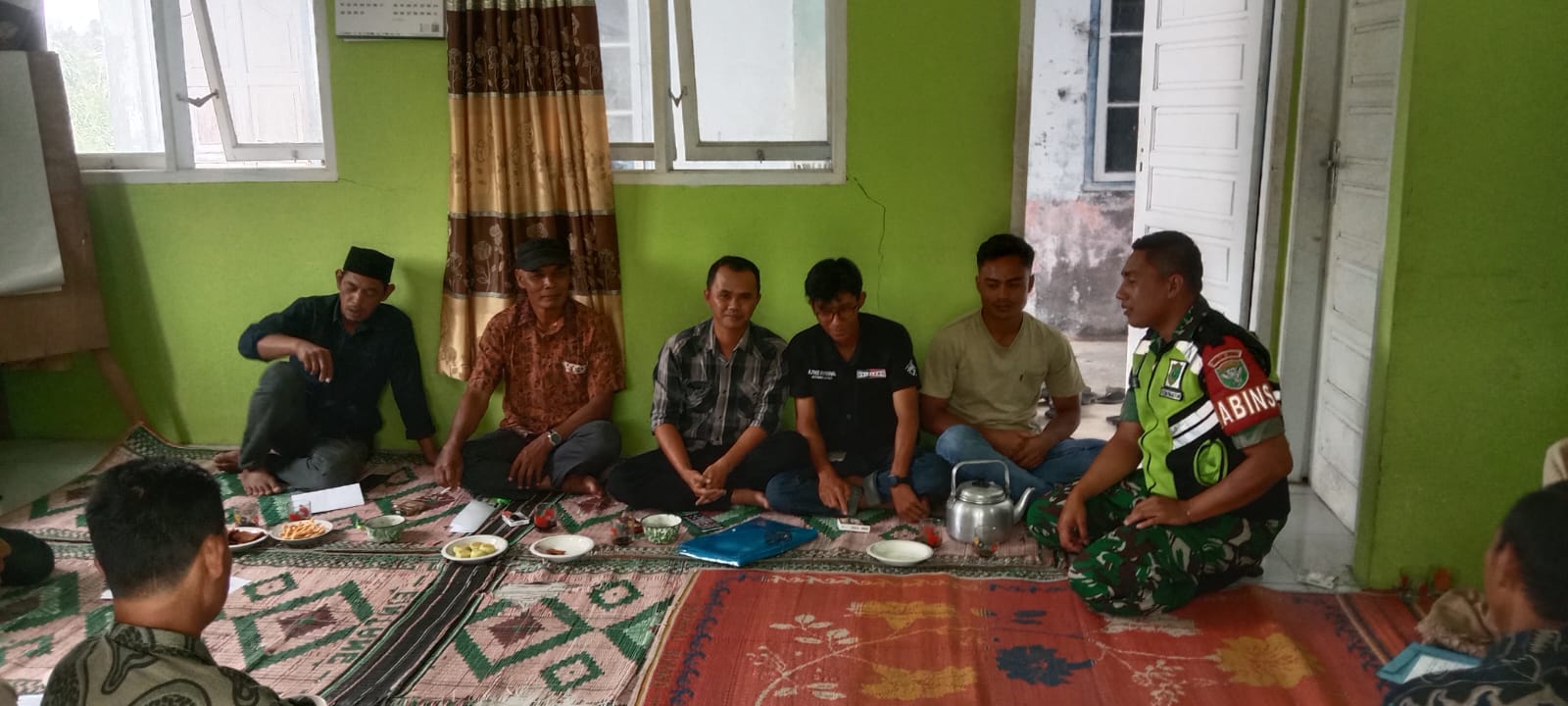 Babinsa Koramil 09/Ketol Laksanakan Komsos Bersama Tokoh Masyarakat di Blang Mancung