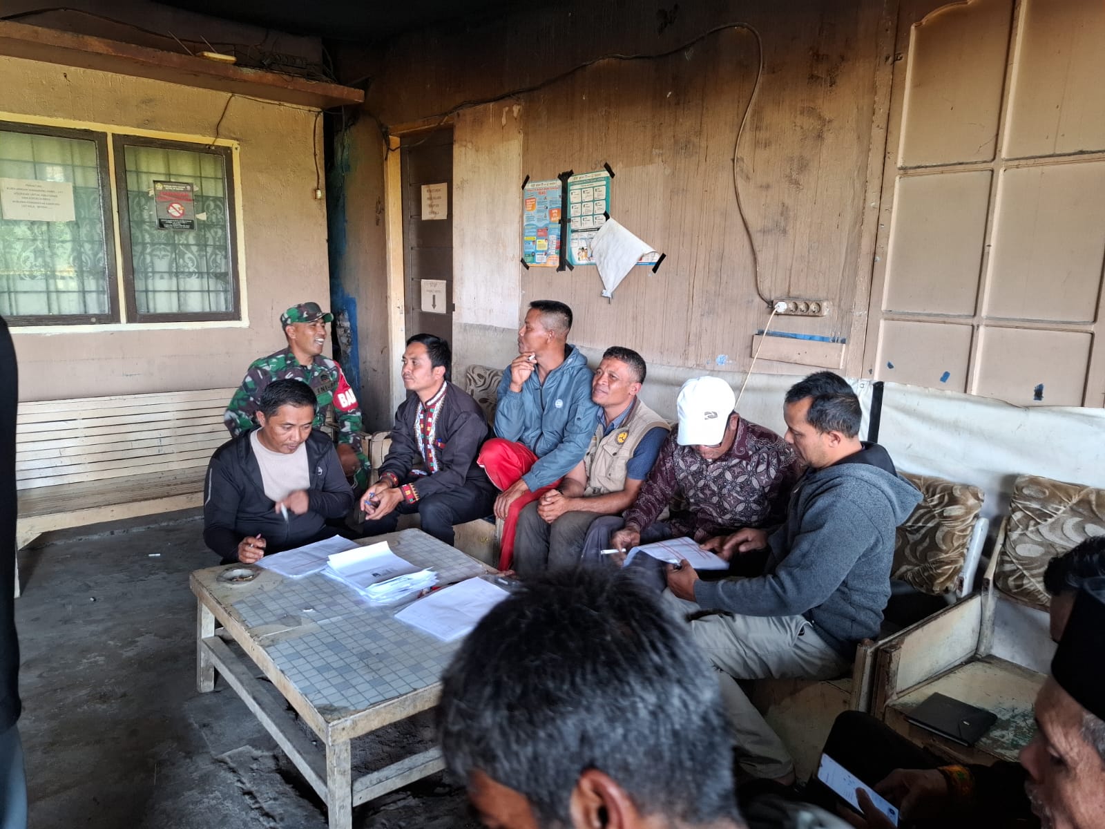 Demi Dorong Kemajuan Desa Babinsa Koramil 01/Lut Tawar Gelar Komsos