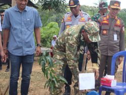 Bupati Sarolangun dan Dansatgas Pimpin Penanaman Pohon di Lokasi TMMD ke-128 di Desa Seko Besar