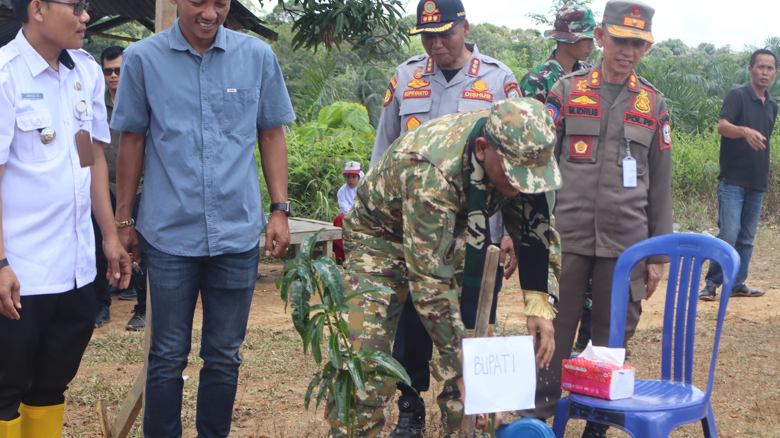 Bupati Sarolangun dan Dansatgas Pimpin Penanaman Pohon di Lokasi TMMD ke-128 di Desa Seko Besar