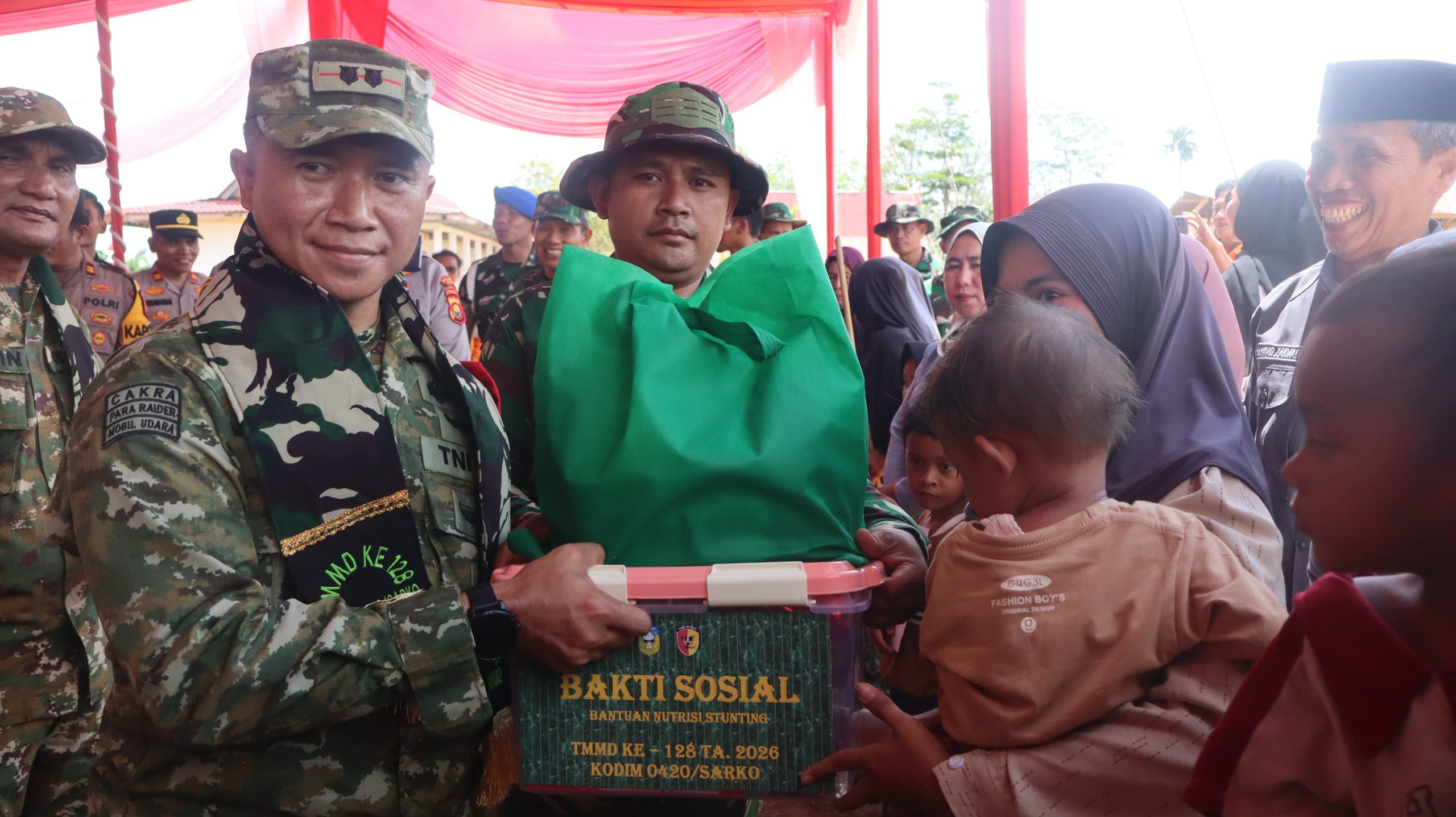 Dansatgas TMMD Pimpin Langsung Pembagian Sembako untuk Warga Desa Seko Besar