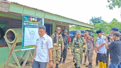 Dansatgas TMMD ke-128 Bersama Bupati Sarolangun Tinjau Masjid Nurul Huda di Desa Seko Besar Yang Bakal Direnovasi