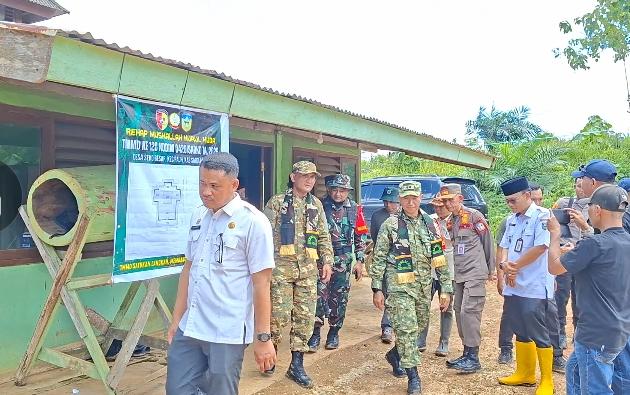 Dansatgas TMMD ke-128 Bersama Bupati Sarolangun Tinjau Masjid Nurul Huda di Desa Seko Besar Yang Bakal Direnovasi