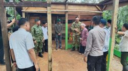 Dansatgas TMMD ke-128 Bersama Bupati Sarolangun Tinjau Rumah Tak Layak Huni Milik Warga