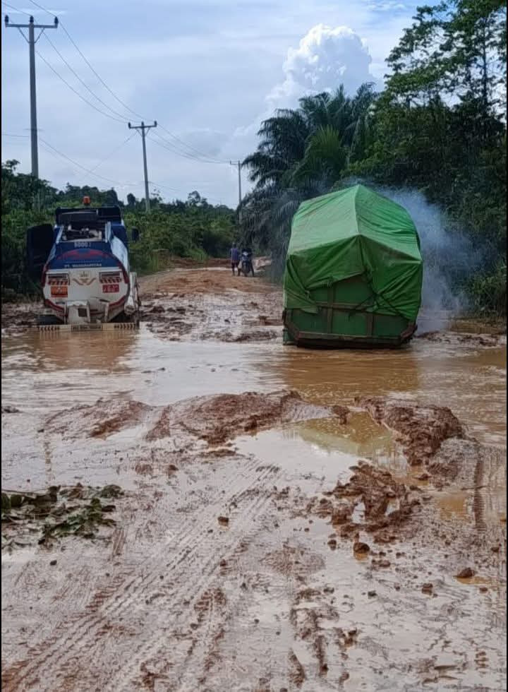 Jalan Provinsi atau Kubangan Lumpur? Ketungau Hilir Dibiarkan Terbenam, Pajak Warga Menguap Entah ke Mana