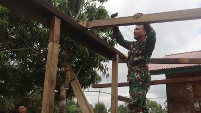 Anggota Satgas TMMD ke 128 Kodim 0420/Sarko Mulai Garap RTLH Bapak Lukman