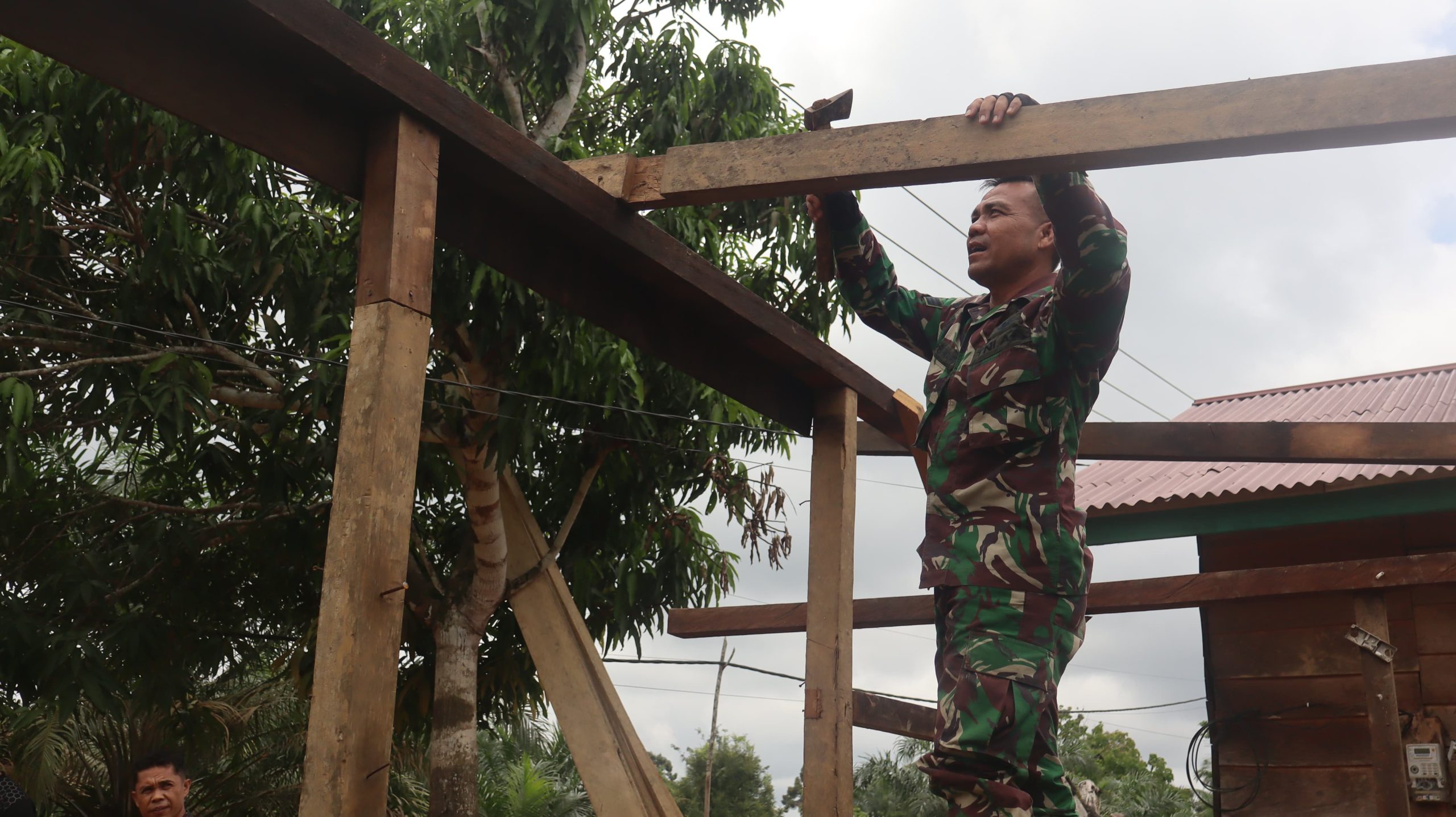 Anggota Satgas TMMD ke 128 Kodim 0420/Sarko Mulai Garap RTLH Bapak Lukman