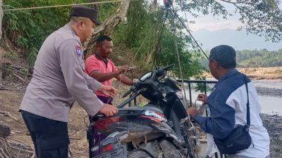 Pasca Bencana, Polsek Linge Bantu Penyeberangan Warga dan Semangati Siswa Belajar di Tenda Darurat