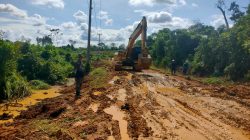 Satgas TMMD ke 128 Kodim 0420/Sarko Turunkan Tiga Alat Berat Perbaiki Jalan Menuju Desa Seko Besar
