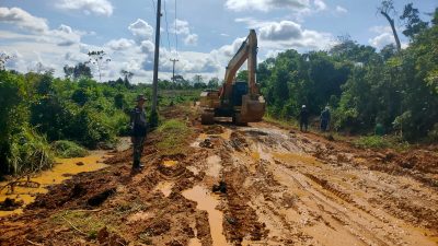 Satgas TMMD ke 128 Kodim 0420/Sarko Turunkan Tiga Alat Berat Perbaiki Jalan Menuju Desa Seko Besar