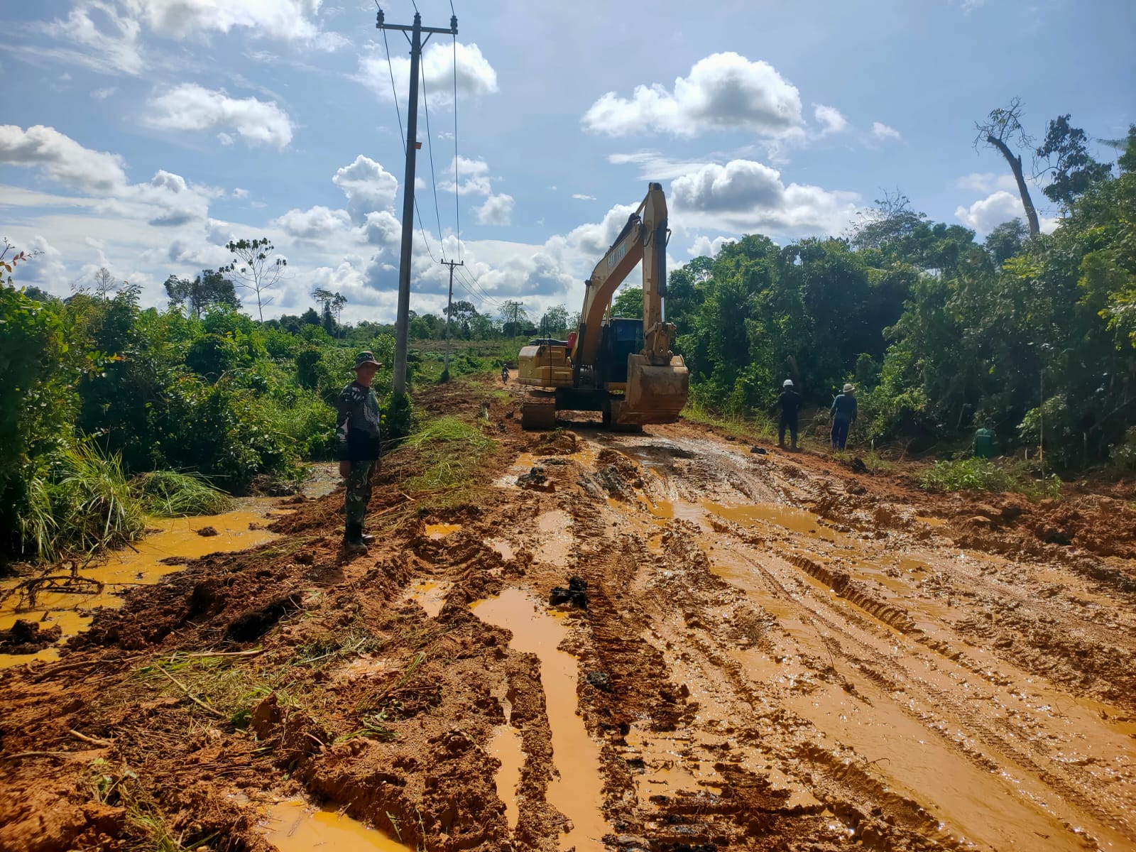 Satgas TMMD ke 128 Kodim 0420/Sarko Turunkan Tiga Alat Berat Perbaiki Jalan Menuju Desa Seko Besar