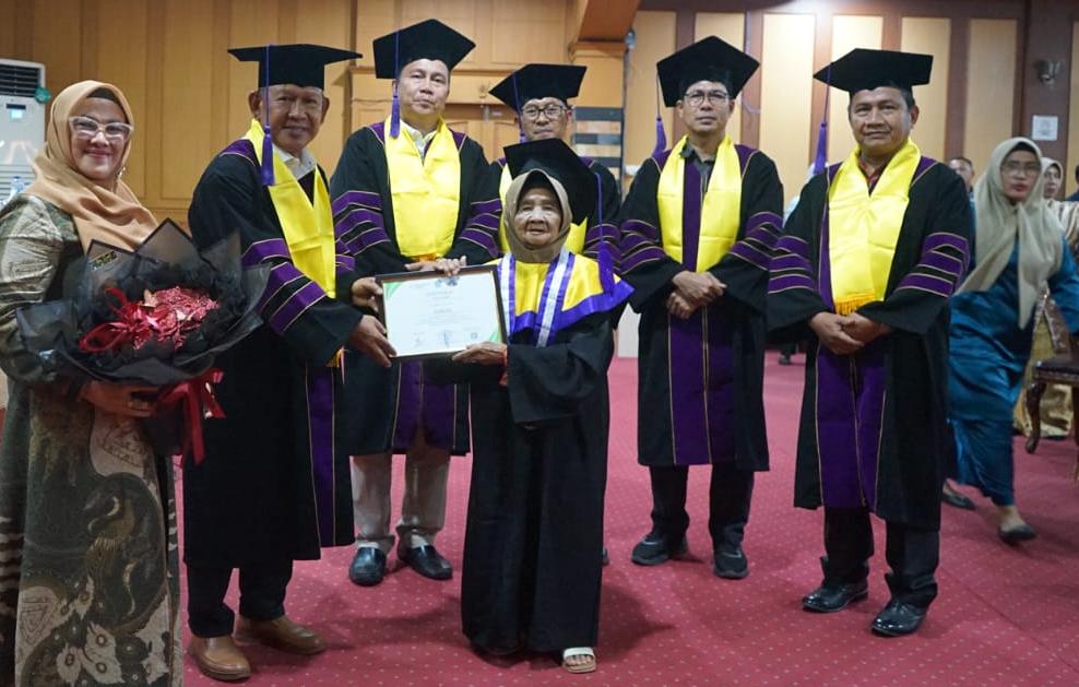 Wabup Khafidh Mewisuda 27 Orang Lansia Tangguh