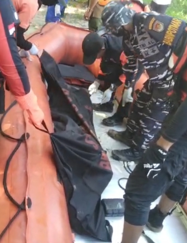 Korban Hanyut Terseret Ombak di Pantai Cikeusal Cibobos Berhasil Di Evakuasi Team SAR Gabungan