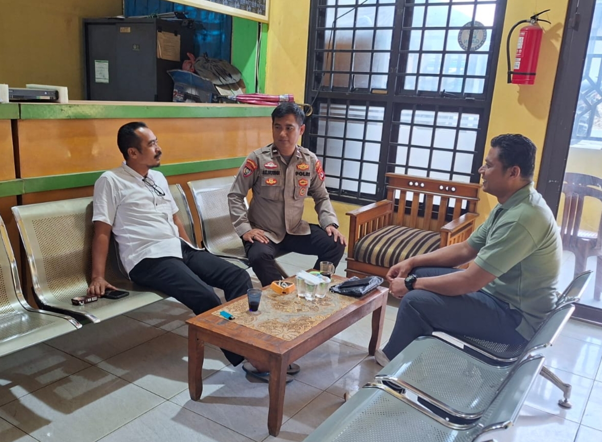 Bhabinkamtibmas Polsek Rangkasbitung Polres Lebak Sambangi Kades Nameng