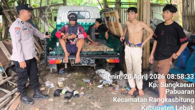 Bhabinkamtibmas Polsek Rangkasbitung Polres Lebak Giat Sambang Ke Warga Desa Pabuaran Sampaikan Pesan Kamtibmas