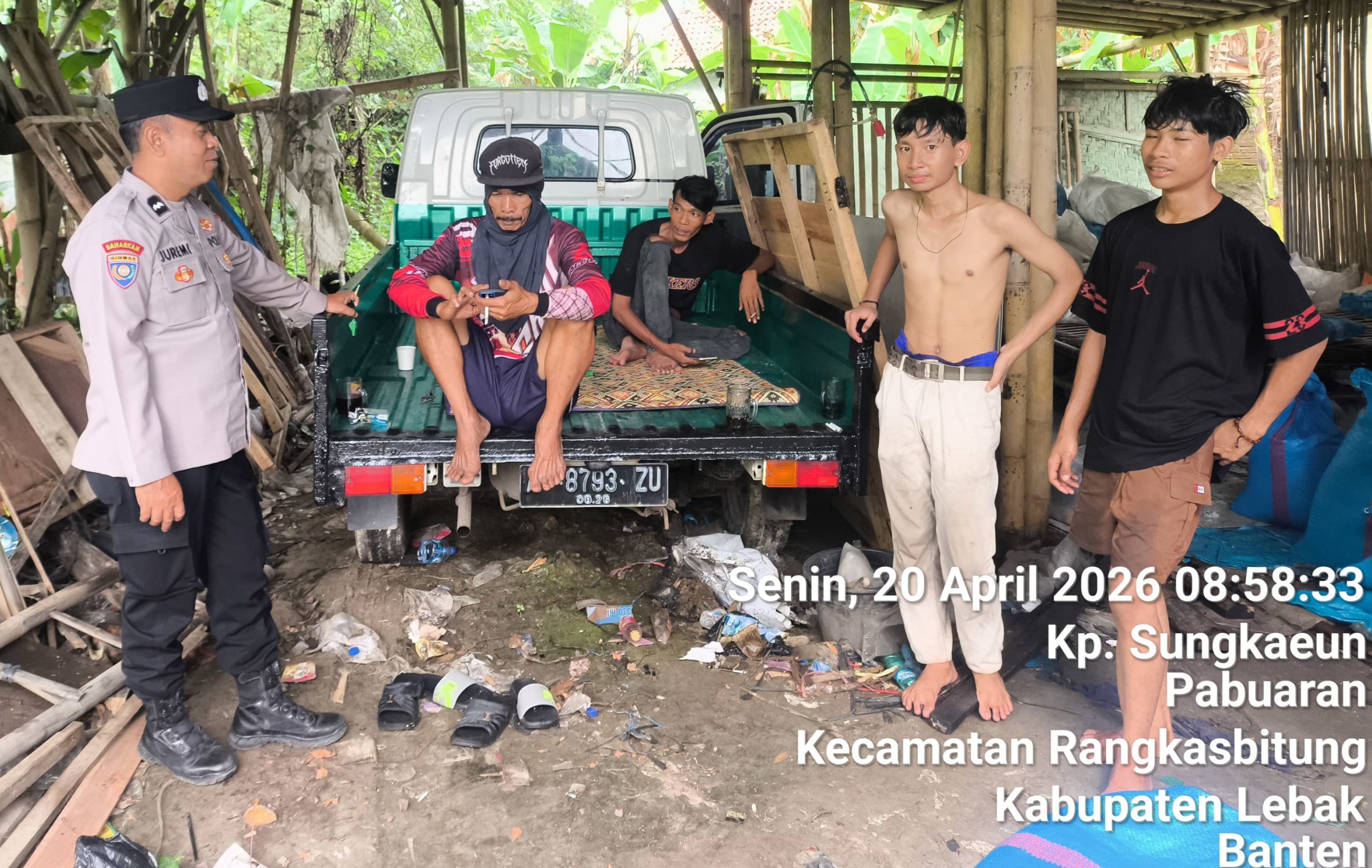 Bhabinkamtibmas Polsek Rangkasbitung Polres Lebak Giat Sambang Ke Warga Desa Pabuaran Sampaikan Pesan Kamtibmas