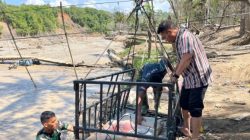 Anggota Koramil 05/Linge Bersama Personel Yon TP 854/DK Bantu Siswa SMP Menyeberang Demi Keselamatan.