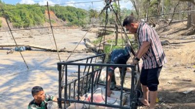 Anggota Koramil 05/Linge Bersama Personel Yon TP 854/DK Bantu Siswa SMP Menyeberang Demi Keselamatan.