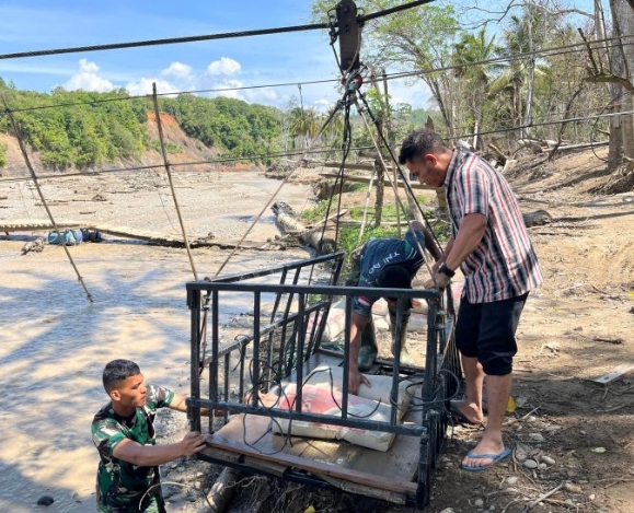 Anggota Koramil 05/Linge Bersama Personel Yon TP 854/DK Bantu Siswa SMP Menyeberang Demi Keselamatan.